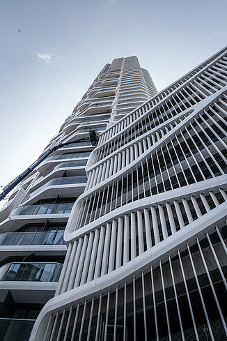 Vue détaillée de la façade avec balcons de la Grand Tower à Francfort.
