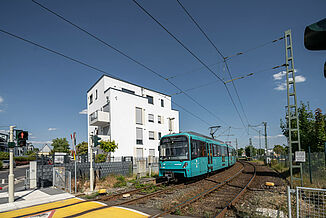 Vue de la rue d'un immeuble d'habitation à Oberursel avec le passage du tramway.