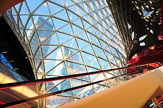 Vue intérieure de la grande façade vitrée du Palais Quartier à Francfort.