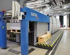 Une grande machine à découplage élastique dans une installation industrielle.