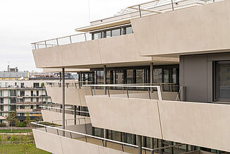 Vue latérale d'une partie du bâtiment avec terrasses périphériques du campus Aaron Mencer à Vienne.