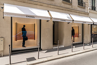 Vue de la rue du magasin phare de Chanel à Paris.