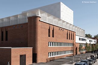 Vue latérale du complexe de bâtiments du Volkstheater de Munich.