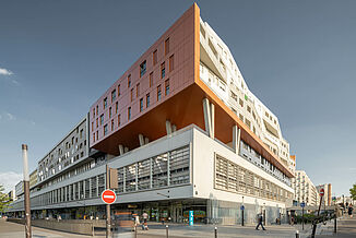 Vue partielle du bâtiment à usage mixte Rosa Park, qui, avec une longueur de 617 mètres, est le plus long bâtiment de la ville de Paris.