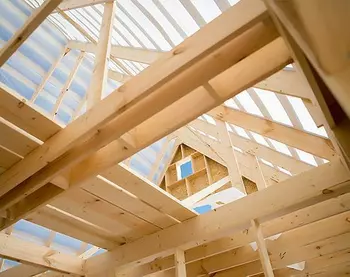 Une maison en bois massif à l'état brut.