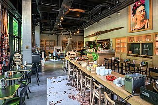 Vue intérieure de l'espace petit-déjeuner moderne de style loft de l'hôtel MOB à Lyon.