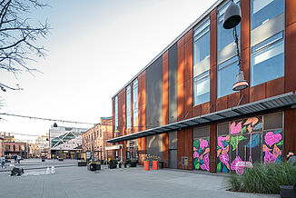 Façades en briques et en acier du bâtiment à usage mixte Koneser dans le quartier de Praga à Varsovie.