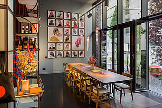 Un espace de détente spacieux et accueillant au rez-de-chaussée de l'hôtel Lindley à Francfort pour des activités communes.