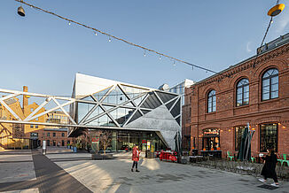 Dans le projet à usage mixte Koneser à Varsovie, on voit un mélange de vieilles maisons en briques et d'architecture moderne en verre et en acier.