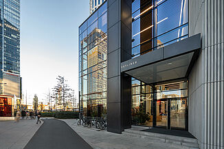 Entrée vitrée de la Skyliner Tower à Varsovie.