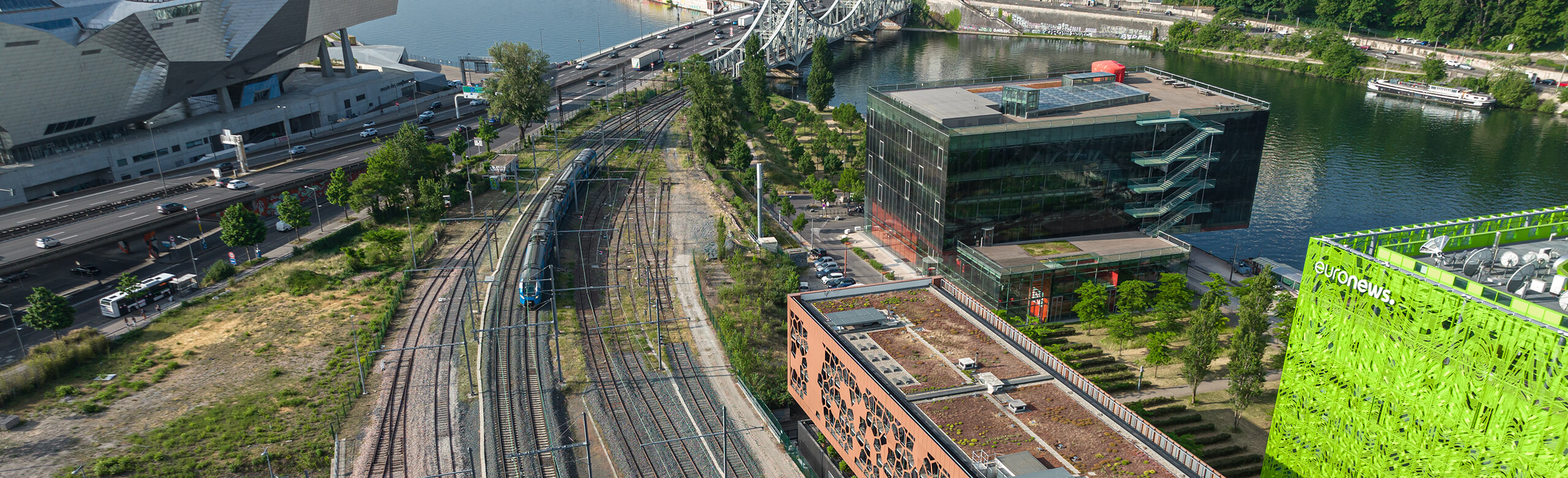 MOB Hôtel situé directement sur les voies ferrées à Lyon.