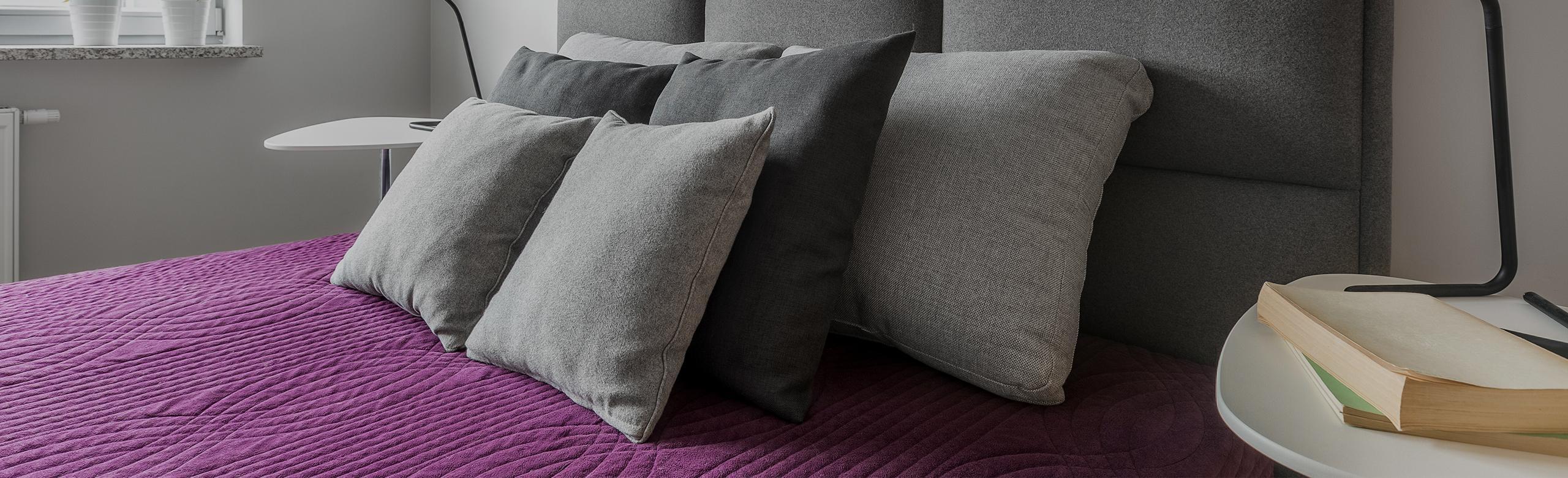 Lit boxspring dans une chambre d'hôtel.