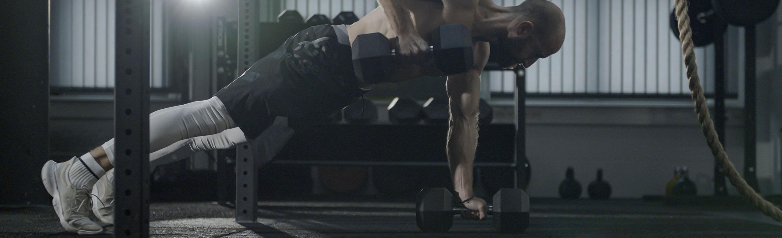 Weight training in a fitness studio on a REGUPOL sports floor.