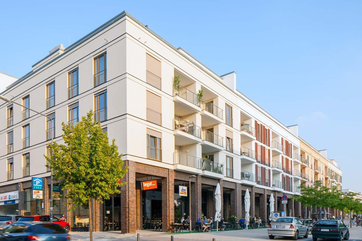 Gravensteiner Arkaden in Frankfurt with local suppliers on the ground floor and flats above.