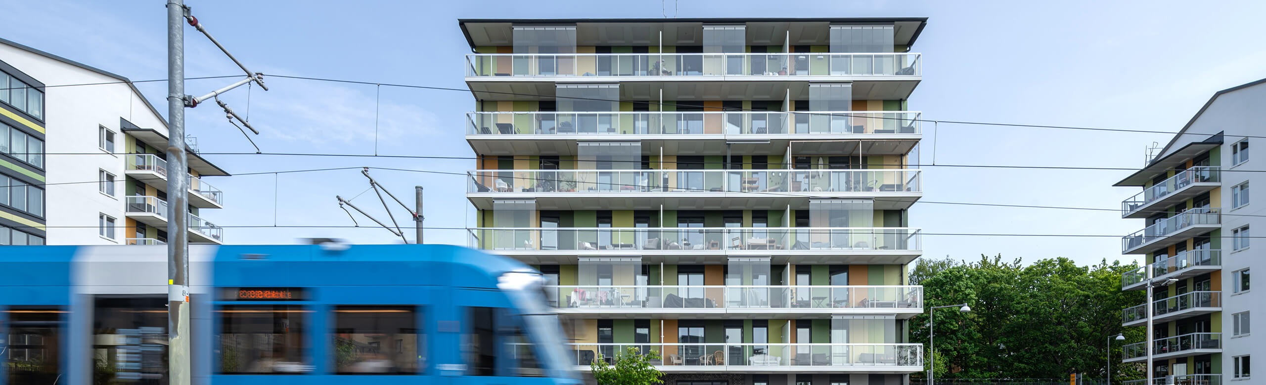 Train passing Rörvicksbacken residential housing